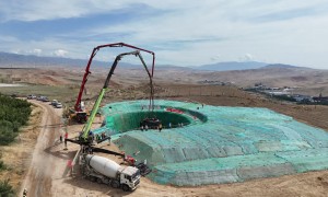 山东电建一公司伊宁县35万千瓦风电项目首台风机基础顺利浇筑